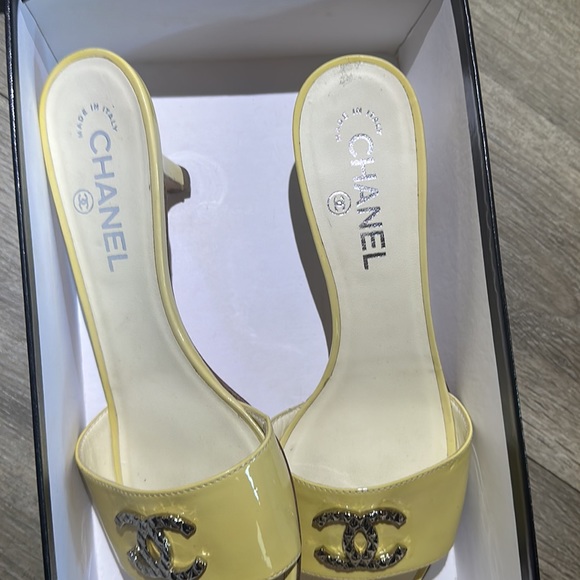 Vintage Chanel Logo "CC" Silver Emblem Kitten Heels. Size 38.5 US 8 - Picture 7 of 7